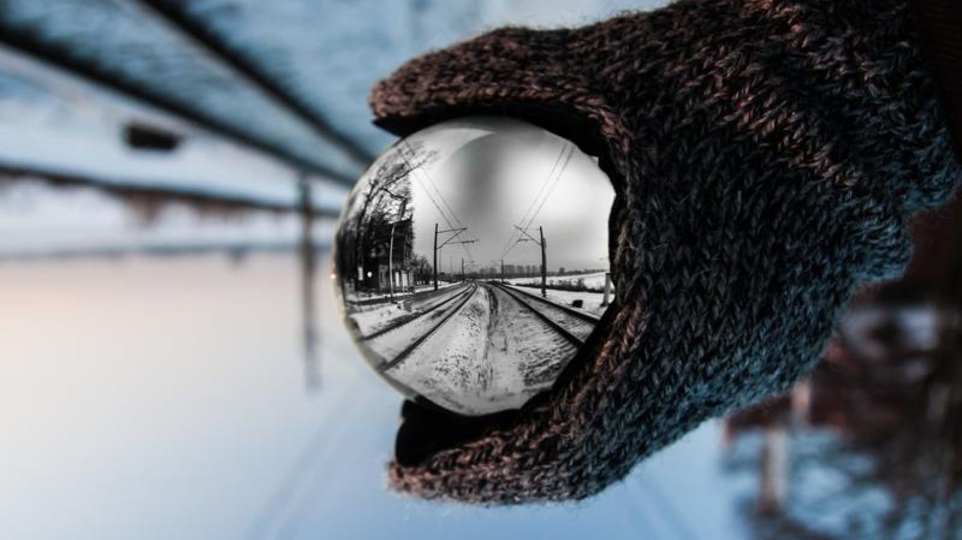 optical illusion flipping the image inside the ball