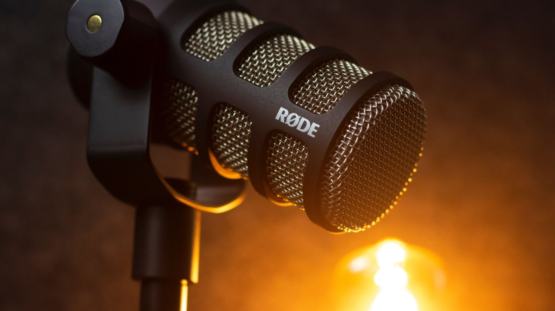 Rode Rodecaster pro podcast setup in a podcast studio, microphone Rode podmic